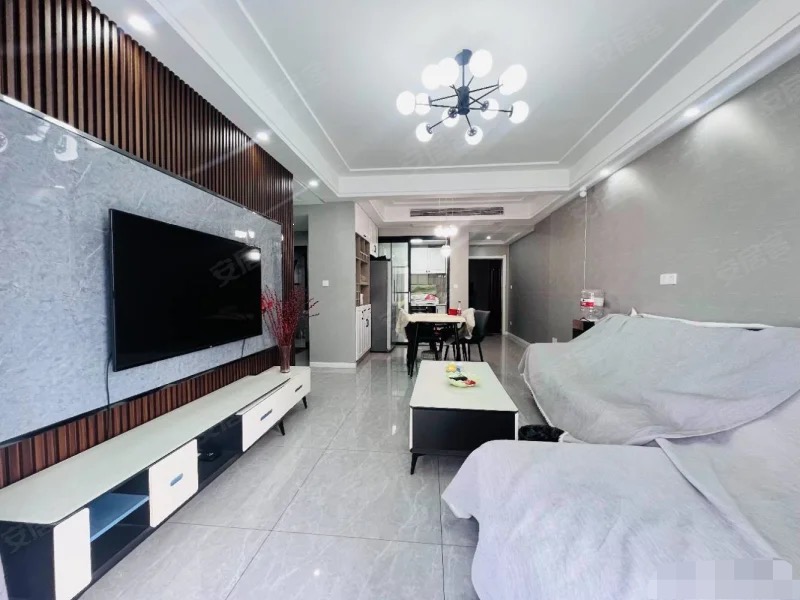 城西，锦绣江山三期，楼龄新、户型好，精装3房2卫，9.5成新，中间楼层，拎包直住！