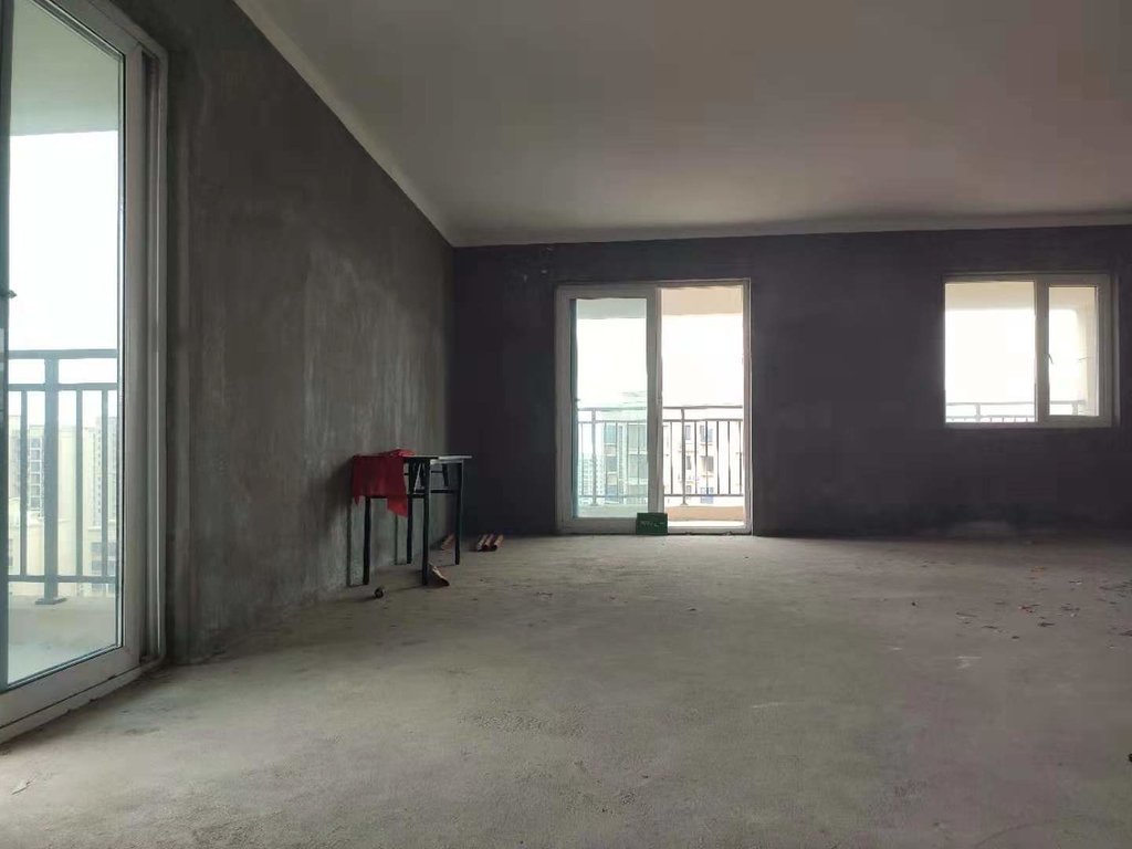 森林国际.毛坯大平层.中间楼层.看房方便