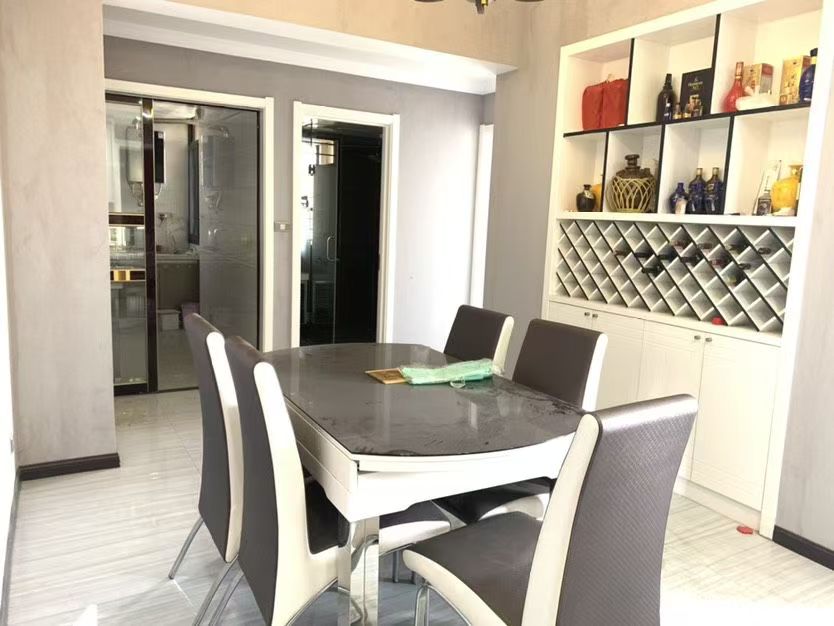 降价了，御台公馆，中间好楼层，成色新，诚心出售，精装两房