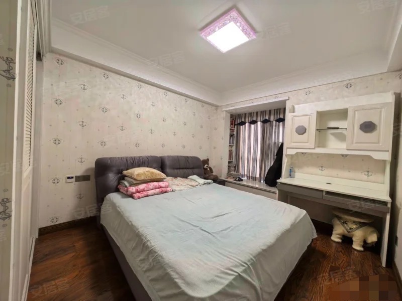 急售，新城壹号，欧式风格，装修花了百来万，精装四房，小区幼儿园xiao学都有，新二中，单价6000多