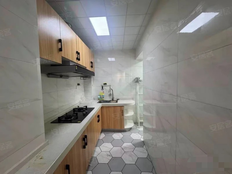 城东，一中旁，精装3房，电梯小高层，中间楼层，装修成色9.9成新