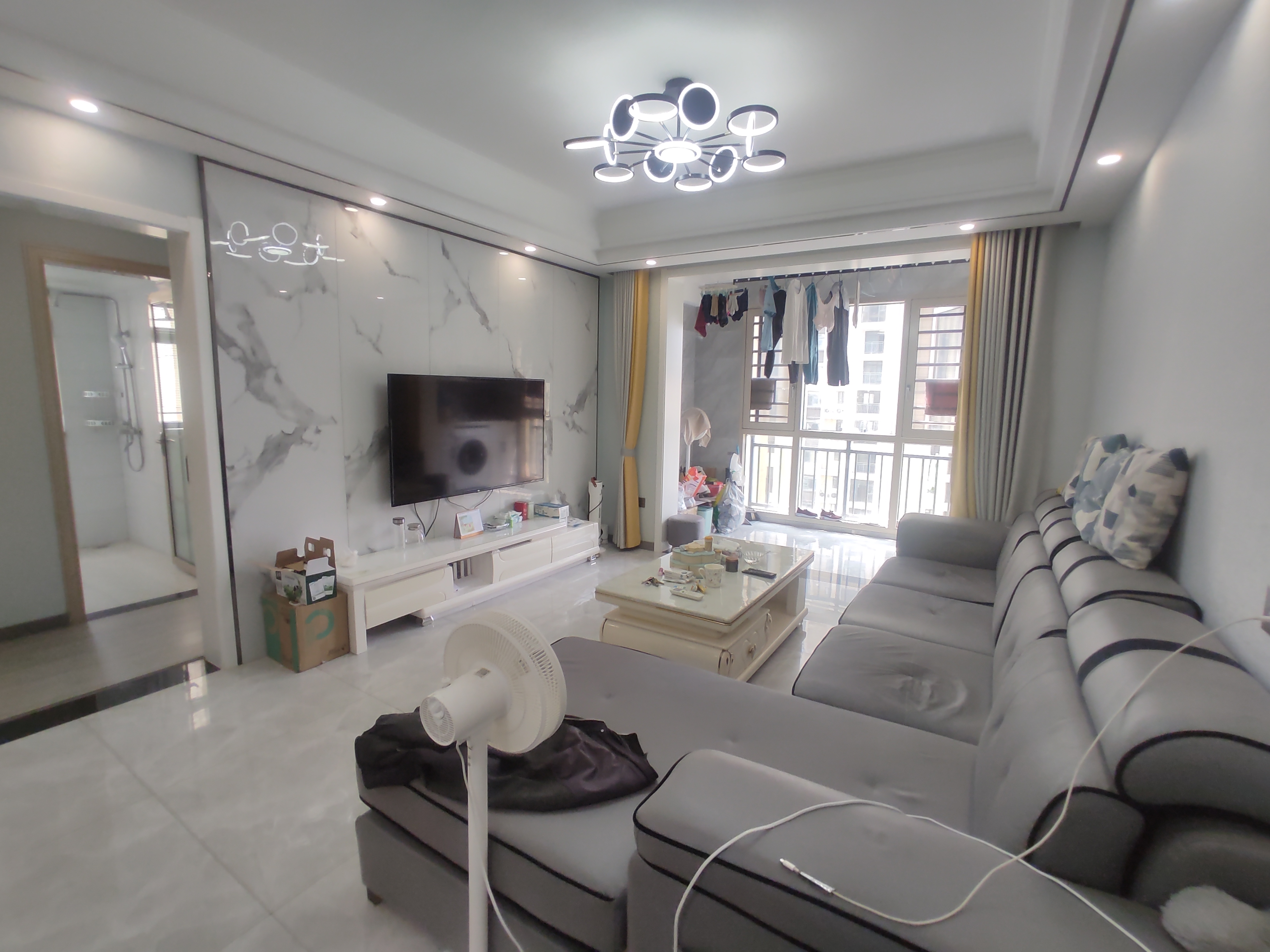 蓝天新城.精装三房两卫.房子成色新.小区环境好.证件满二.看房方便