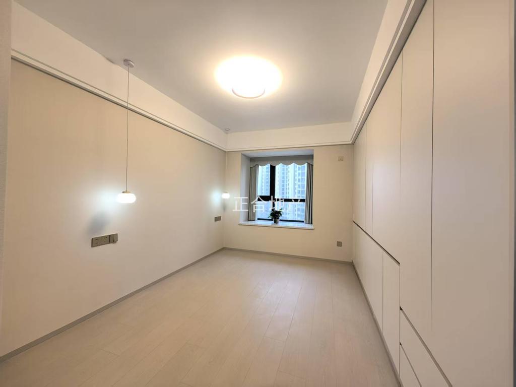 城南，御湖世家，湖景房，精装大三房，满2年，电梯中间楼层8楼，赠送一个地下车位