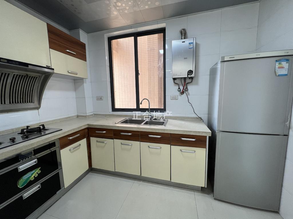 城南，忆美国际公馆，精装大四房，电梯5楼，装修成色新，单价4字出头，证满二