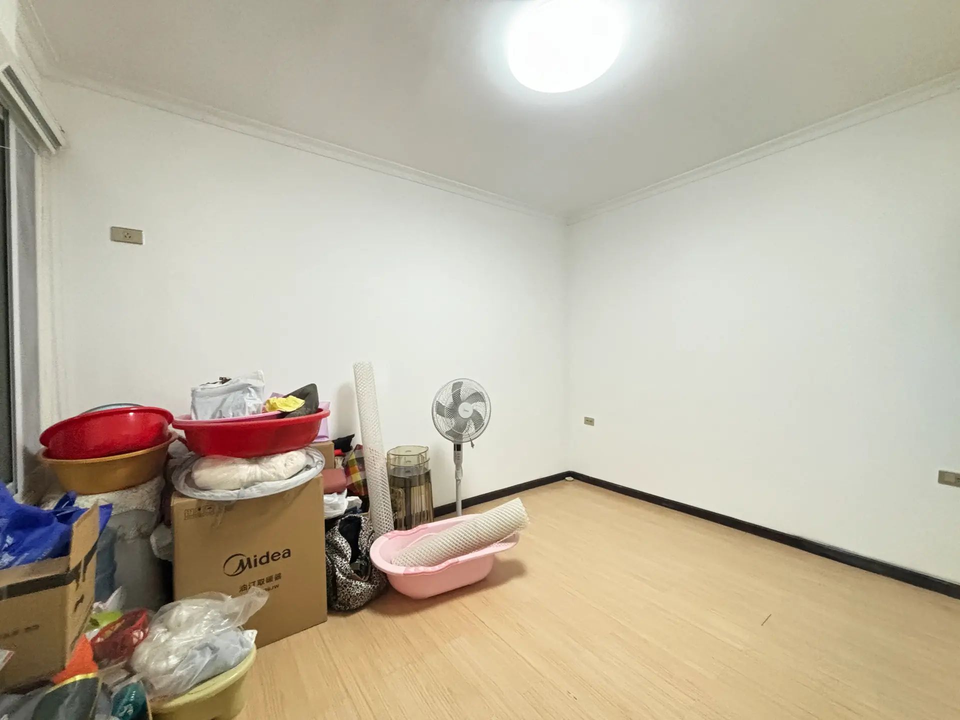 捡漏，实小旁，精装三房，步梯二搂，南北通透，诚心出售