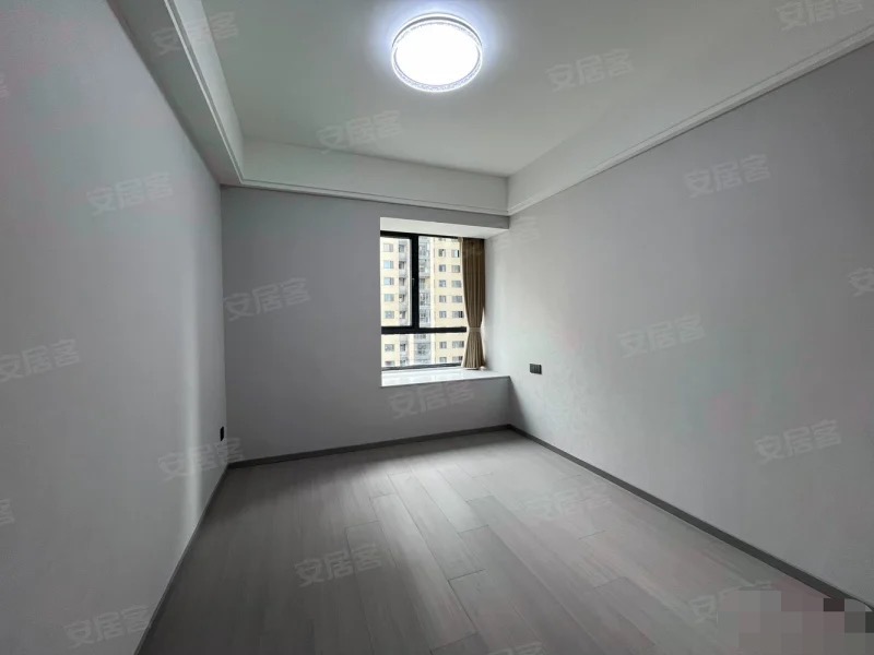 城南，吾悦广场旁，金台花园，电梯10楼，全新精装三房两卫