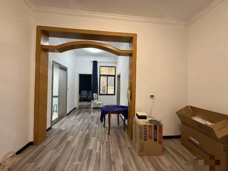 391，环球广场对面，步梯好楼层三楼，老证，三开间朝南，精装四房大院子好停车