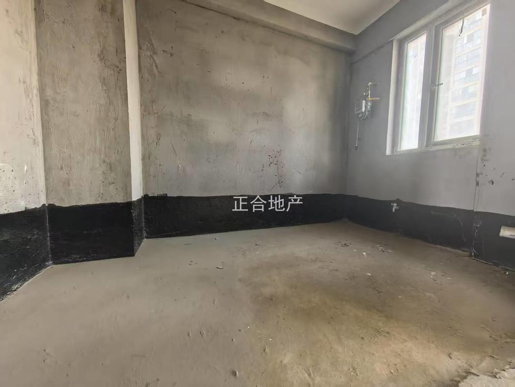 诚心出售，森林国际城，毛坯4室2厅2卫，电梯好楼层，证满二，采光视野好，