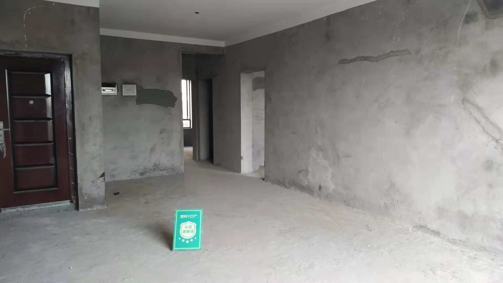 绿地华庭锦城  毛坯稀缺小面积三房  户型通透 视野好 价格不高 速来下手