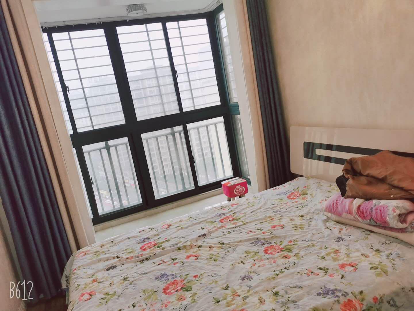 降价啦新城壹号四期湖景房四室两厅两卫双阳台拎包入住房东人好诚心出售