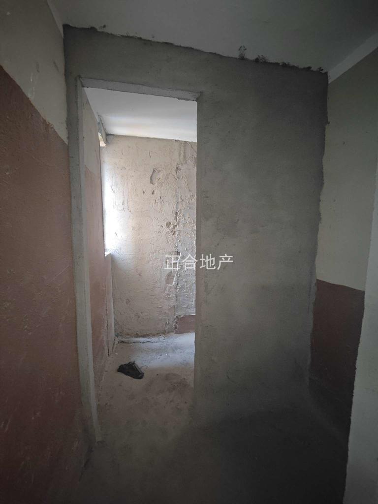 翡冷翠，毛坯三房，电梯好楼层26楼，单价6100，满二，边户，南北双阳台，