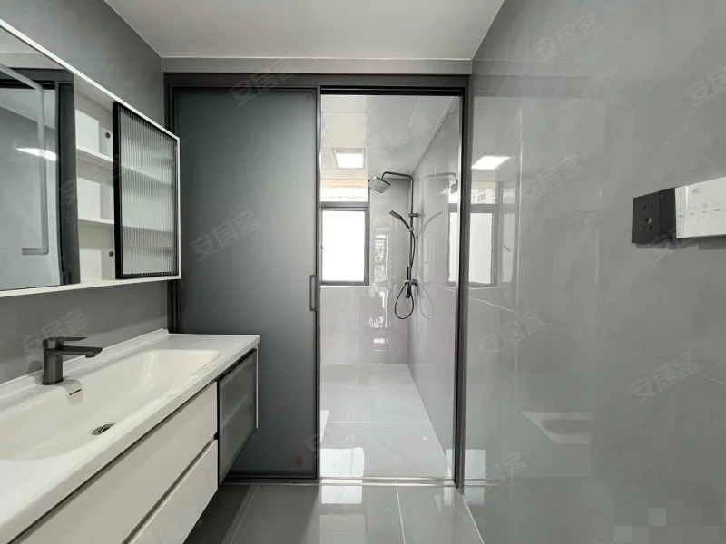 城南，吾悦广场旁，金台花园，电梯10楼，全新精装三房两卫