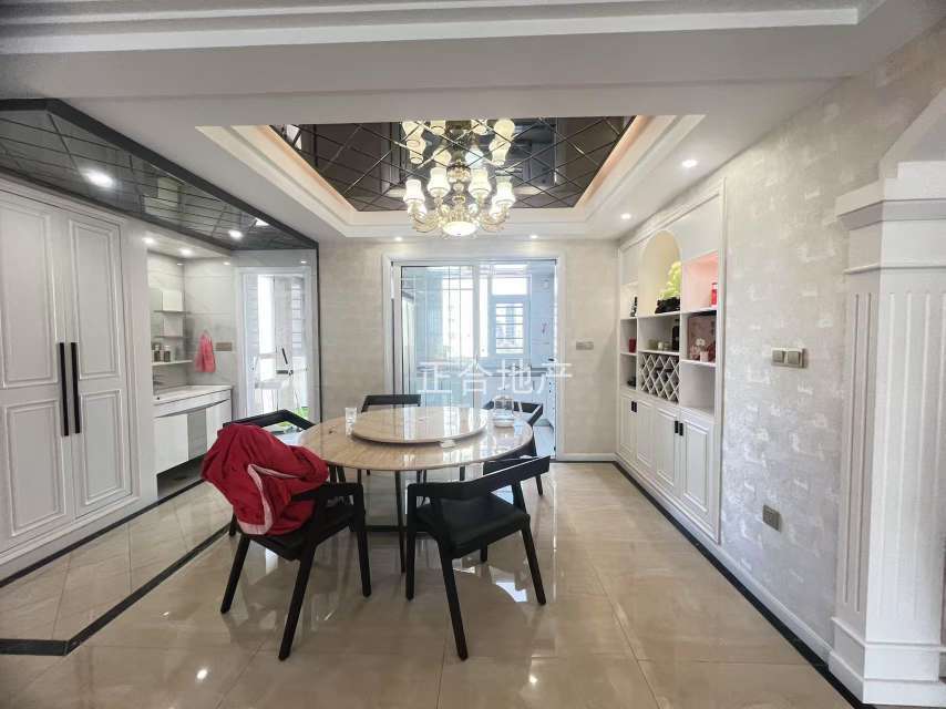 沔阳公园旁，新城壹号五期，电梯小高层。精装4房2卫，好楼层，房子在7楼，成色新，