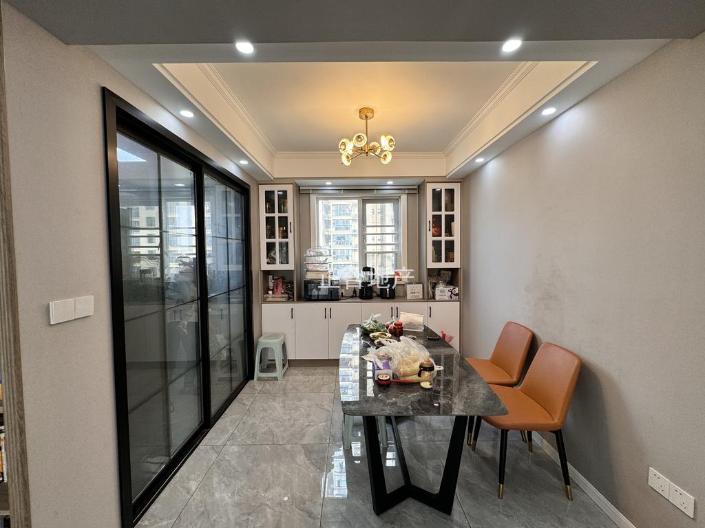 ​满庭春，精装三室两卫+活‬动室，9.9成新，送入户花园,电梯好楼层，证满二，​仙桃xiao学+仙桃三中