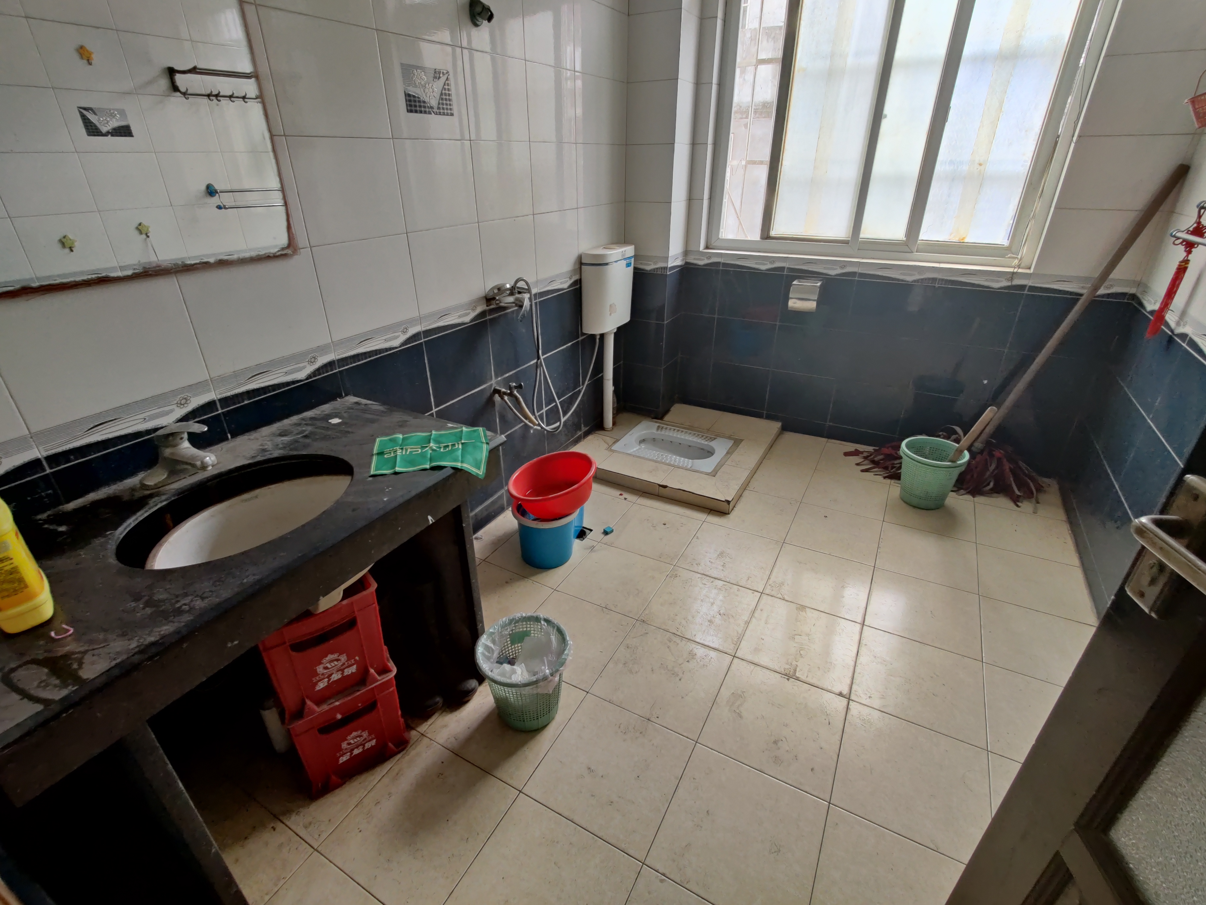 新村河东街 栋单元楼一梯一户大平层带地下室车库 立水电有卫生间