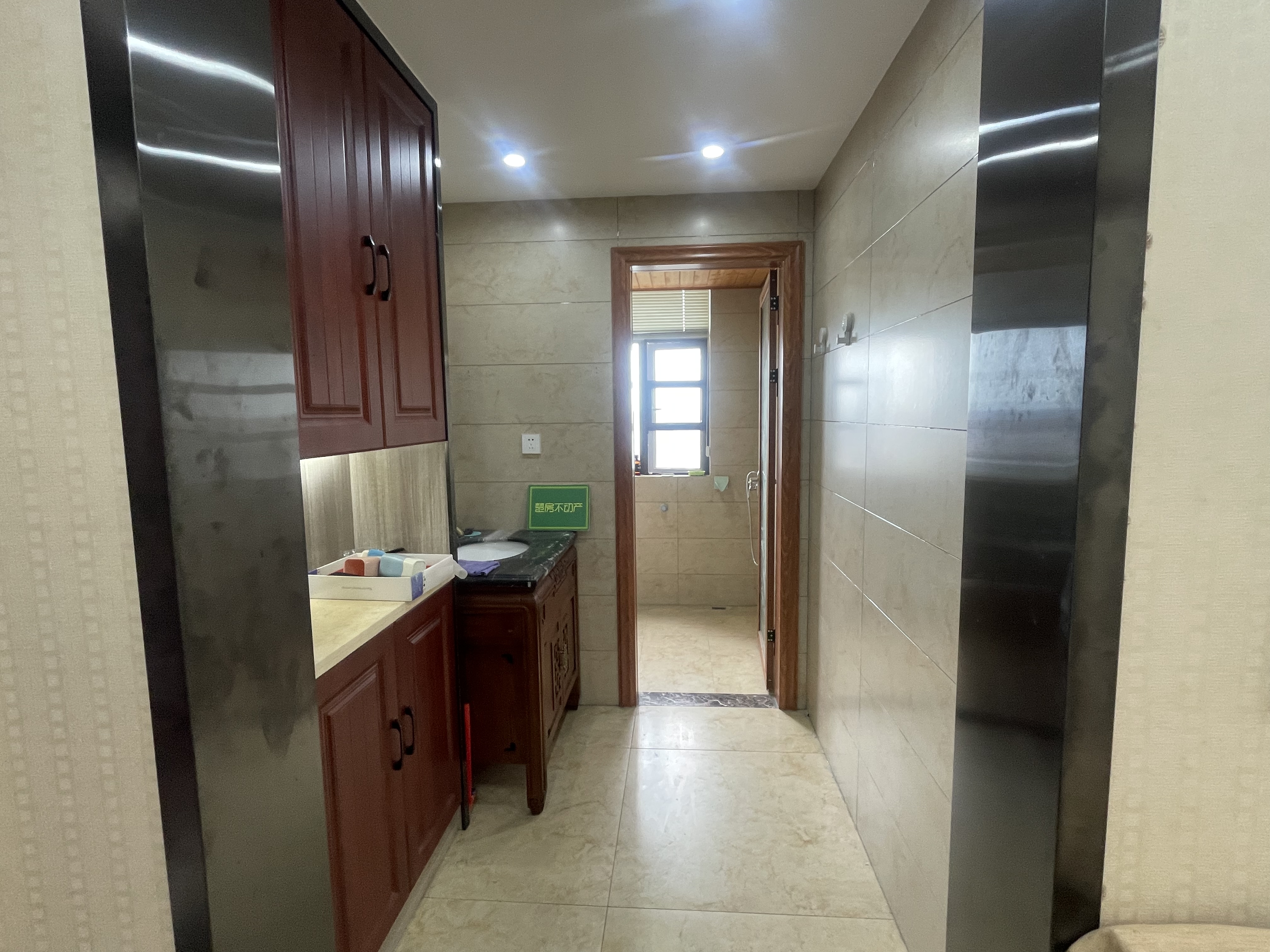 颐和公馆.菜场.大三房.实木装，中央空调.南北通透.满二