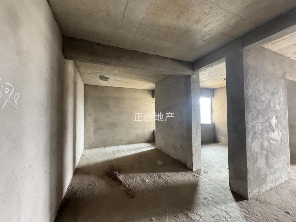 捡漏，城南，南国明珠，毛坯三房，单价4500，好楼层8楼，证满二，南北通透，