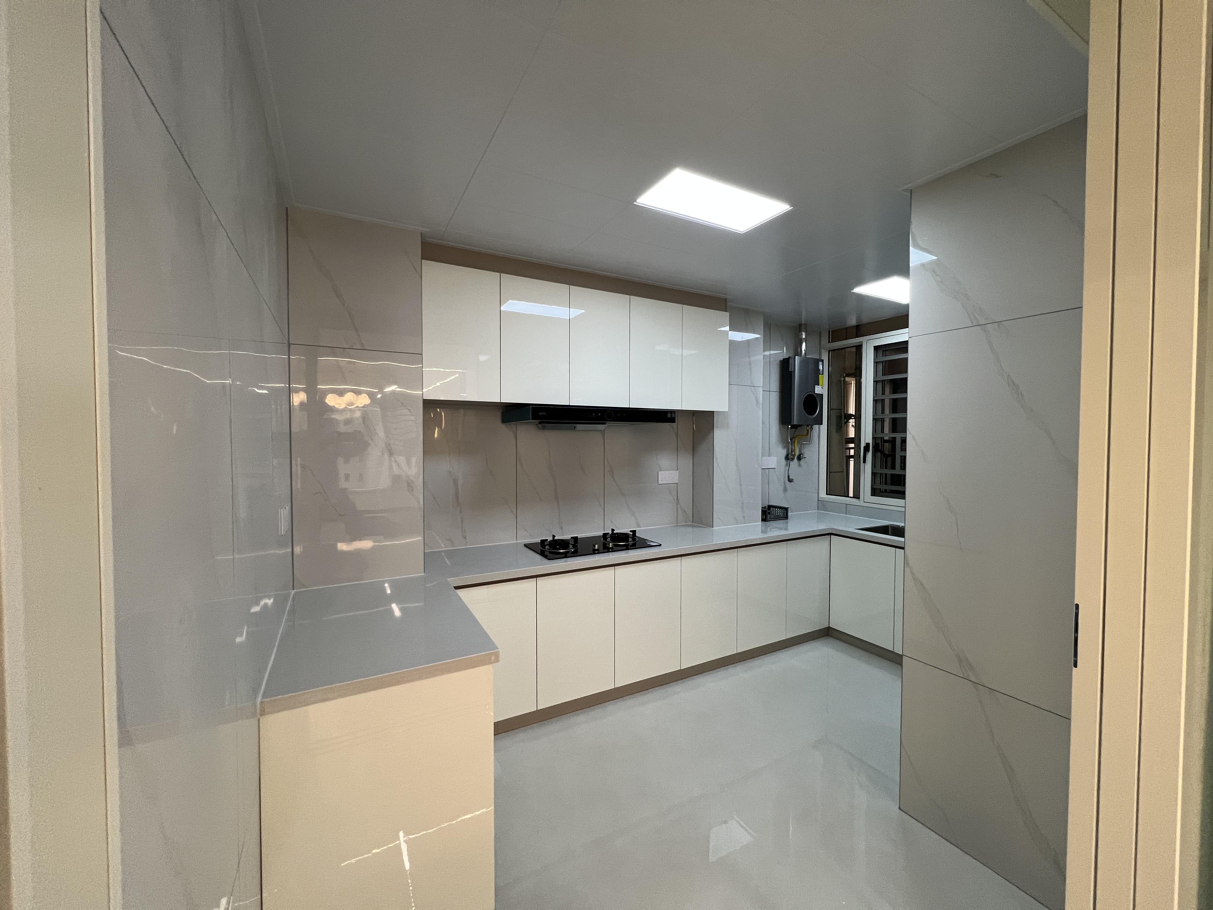 御湖世家3室2厅2卫全新精装修，家具家电都是全新的，装修材料都是大品牌。