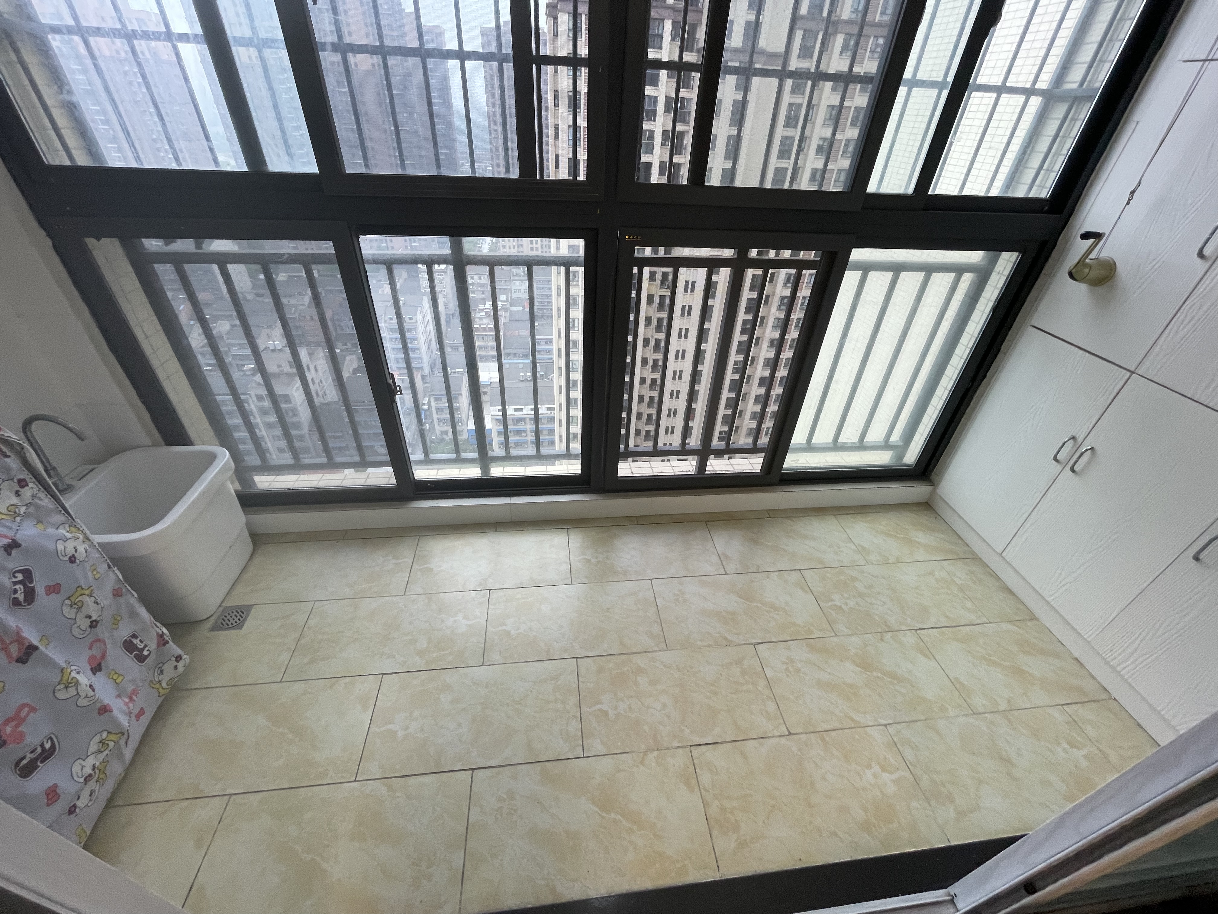 和合国际四期精装修带暖气片三房两卫很通透