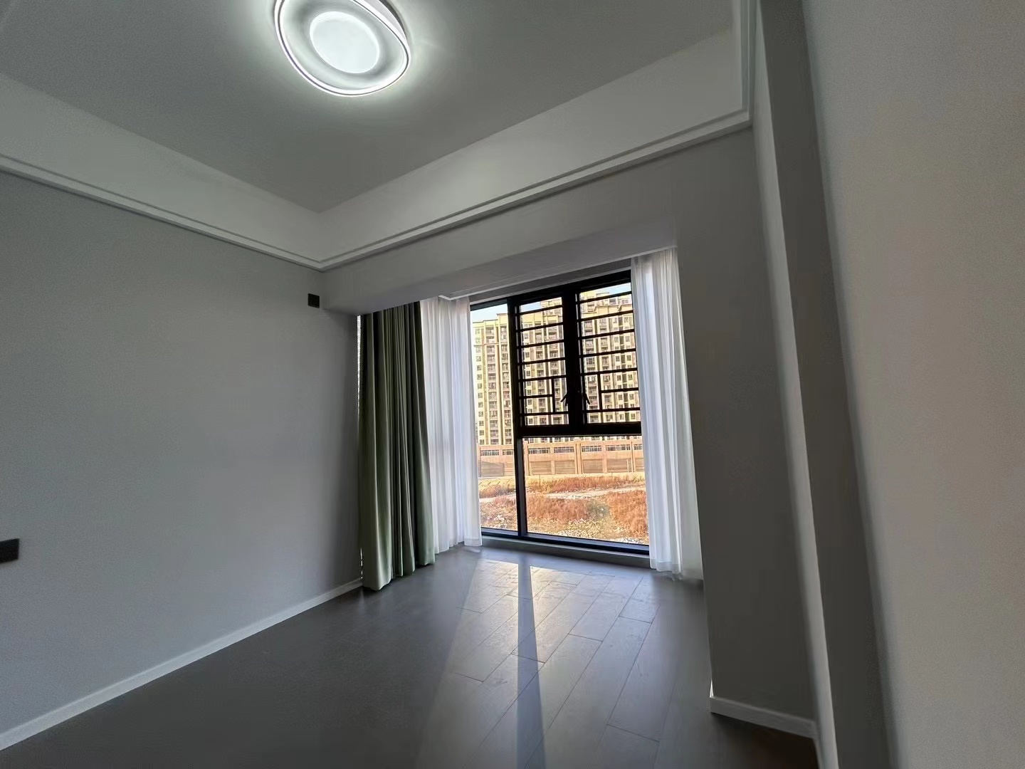 降价了，急售，精装三房，南北通透，一天未住，采光好，家电齐全