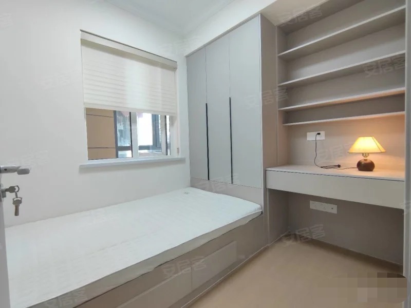 业主诚心出售，城南森林国际，电梯好楼层。精装三房，对面就是新二中二小，证满二