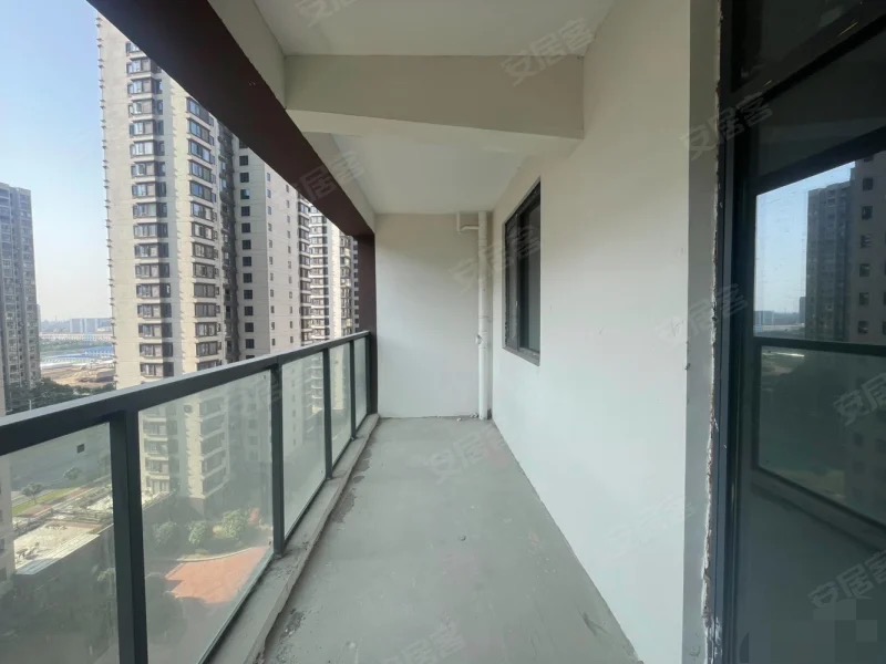 降价了，房东亏本出售，蓝天白云 ，买房送车位，中间 好楼层，毛坯三房，证满二 ，