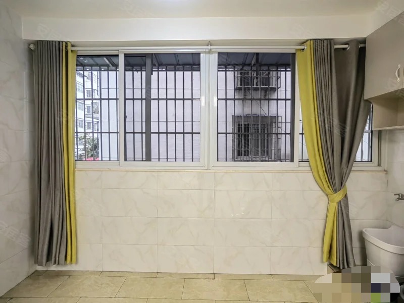 城南步梯二楼，精装大三房，单嫁2900，手富1个，月供1300，房龄新有院子停车