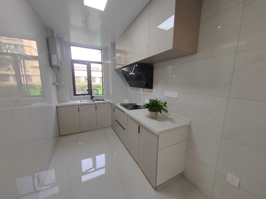 城南沔小旁，颐和公馆，全新精装大四房，送50平花园，带院子，证满二，双阳台