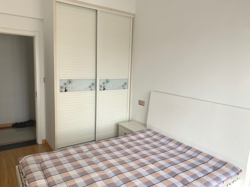 城西妇幼旁，鸿升现代城精装三房，单价不到4千，急售