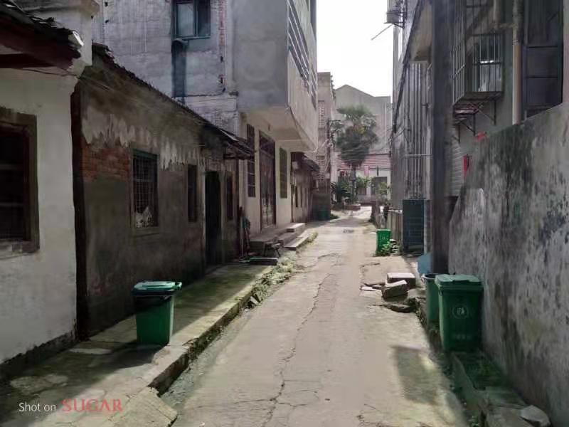 春江花园附近私房地皮便宜卖该地紧邻江边带状公园和幼儿园，距离市武商仙桃购物中不远。后面可停两部小车