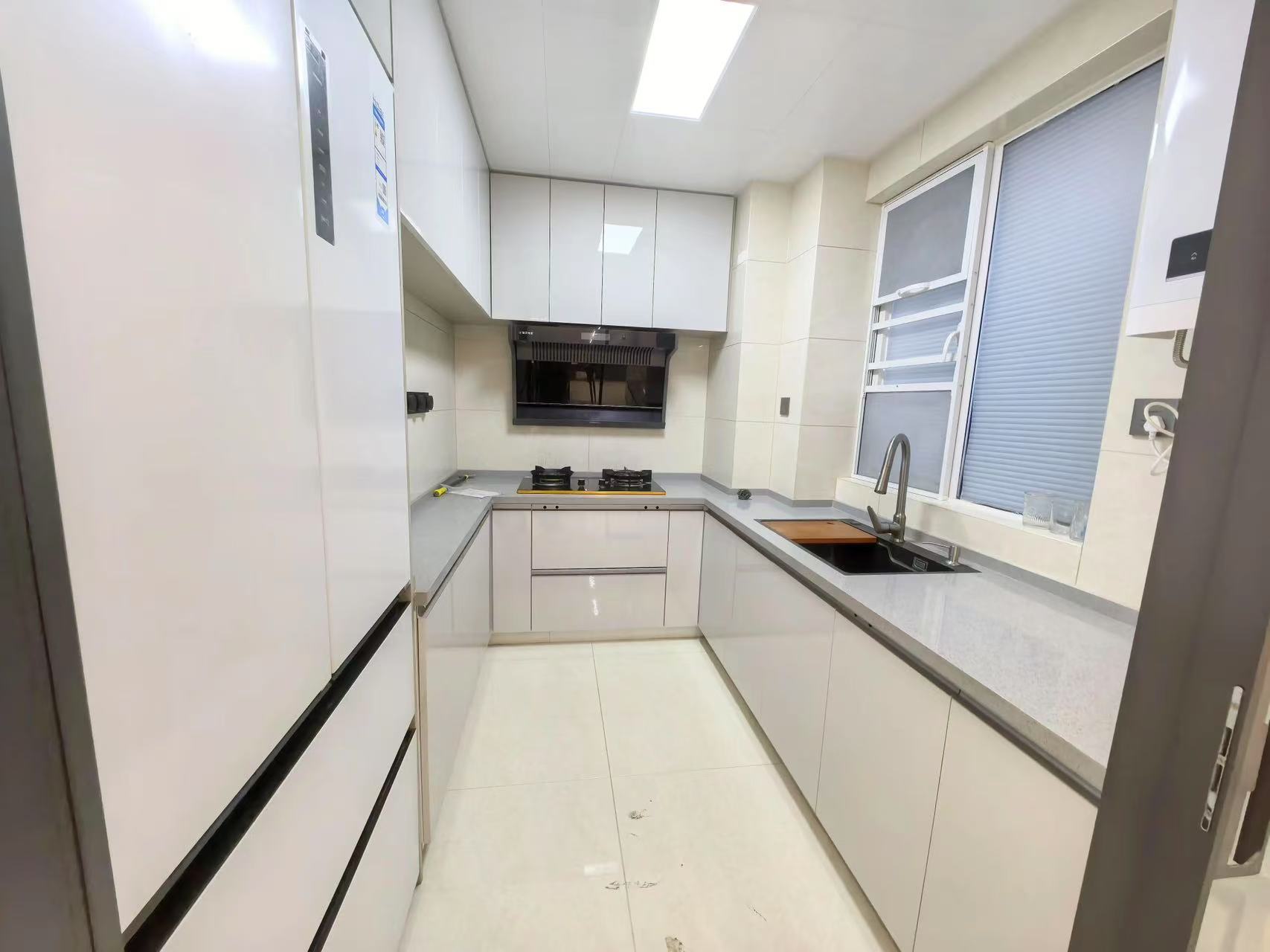 城南，蓝天新城，精‮三装‬房‬两卫，全‮中屋‬央‬空调，‮车带‬位，证满二