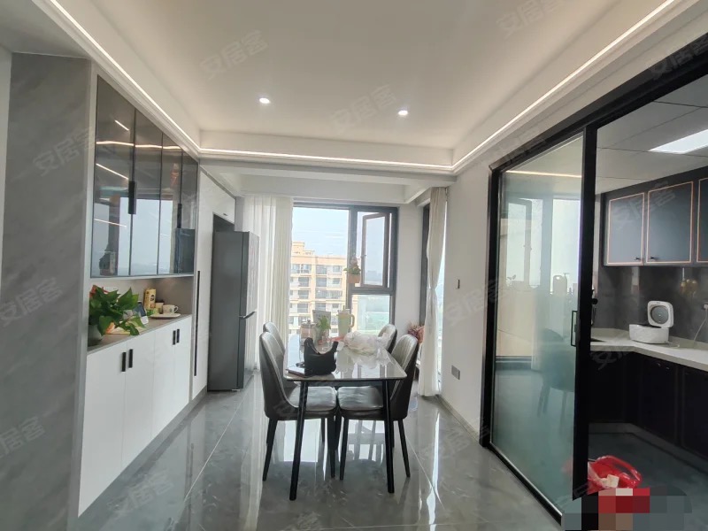 业主诚心出售，城南，新沔中旁，全新精装三房，单价4600，送车位，边户双阳台