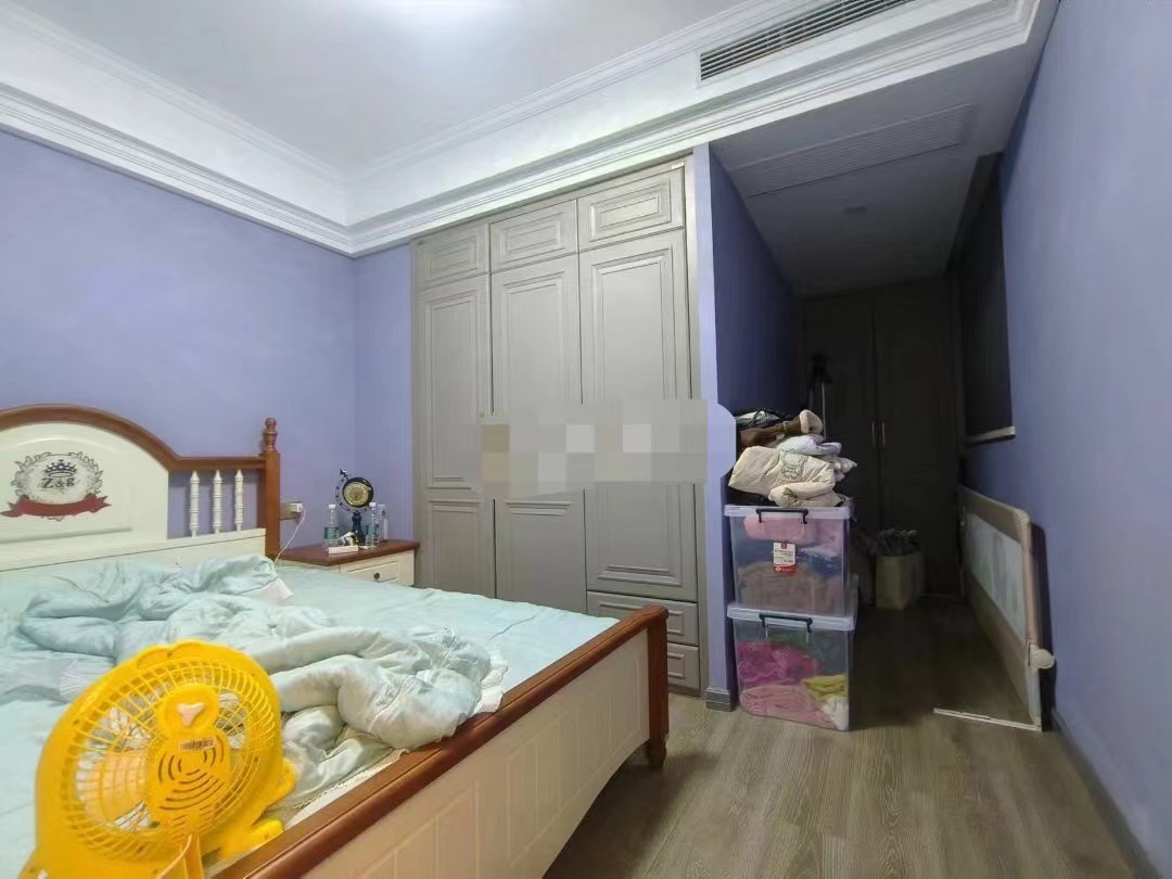 城南颐和公馆电梯好楼层证上115.8平，和楼上130多平的复复式面积一样，满五