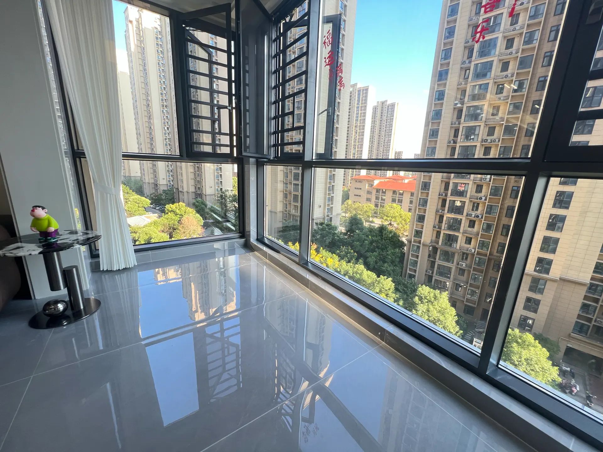 二中‮小二‬对面，森林国际，新全‬装修‮房三‬两卫，​电梯9楼，证满二，拎包‬入住