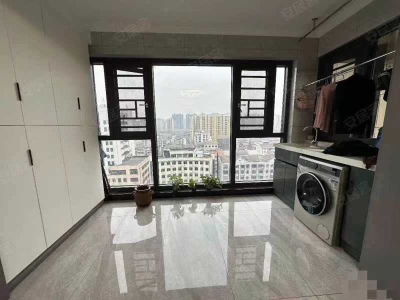 急售，武商旁，次新小区，中间好楼层，9.99成新，电梯精装三房，南北通透，采光视野好