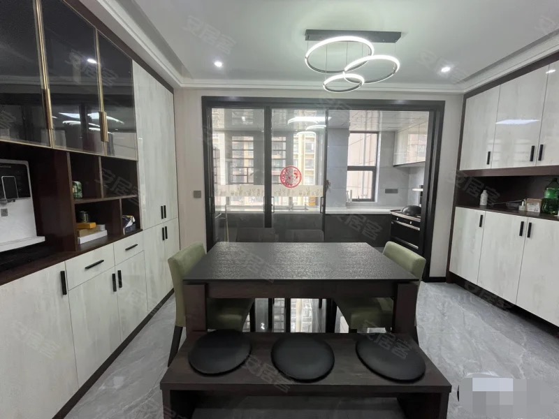 亏本出，城南，元泰未来城C区，边户，精装三房，证件满二，几乎全新，户型好