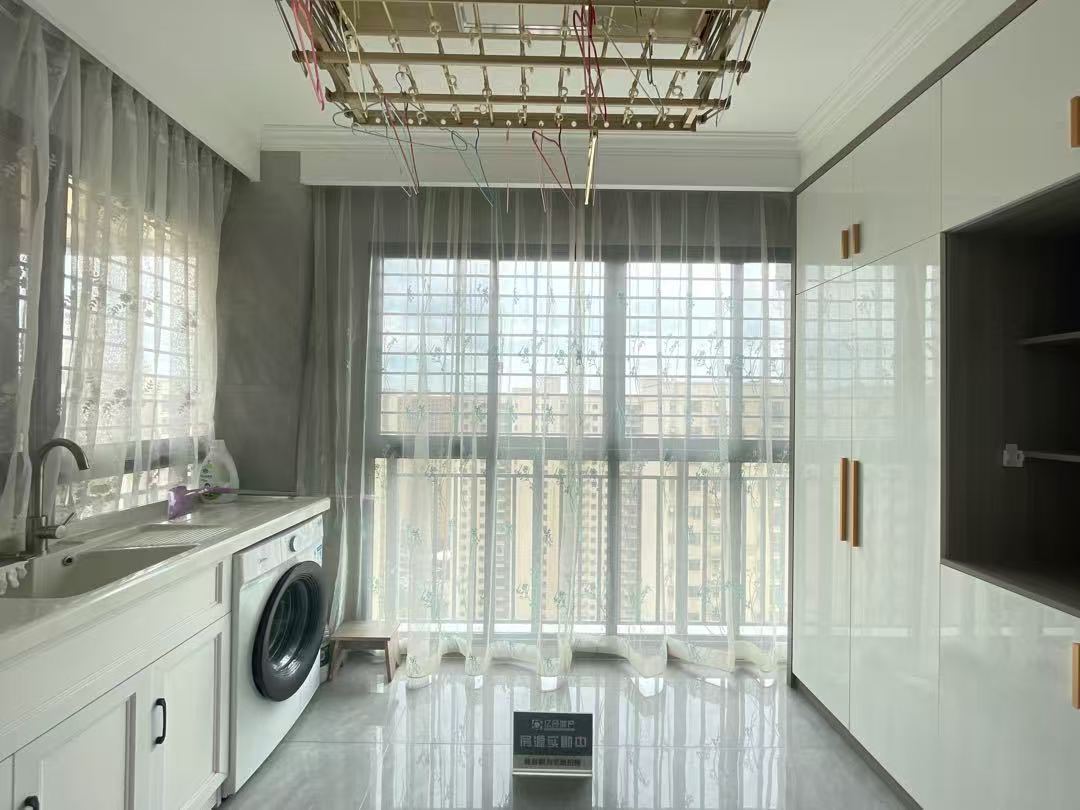 房东亏本出售，满庭春，精装三房，基本未住，一口价45万，证满二