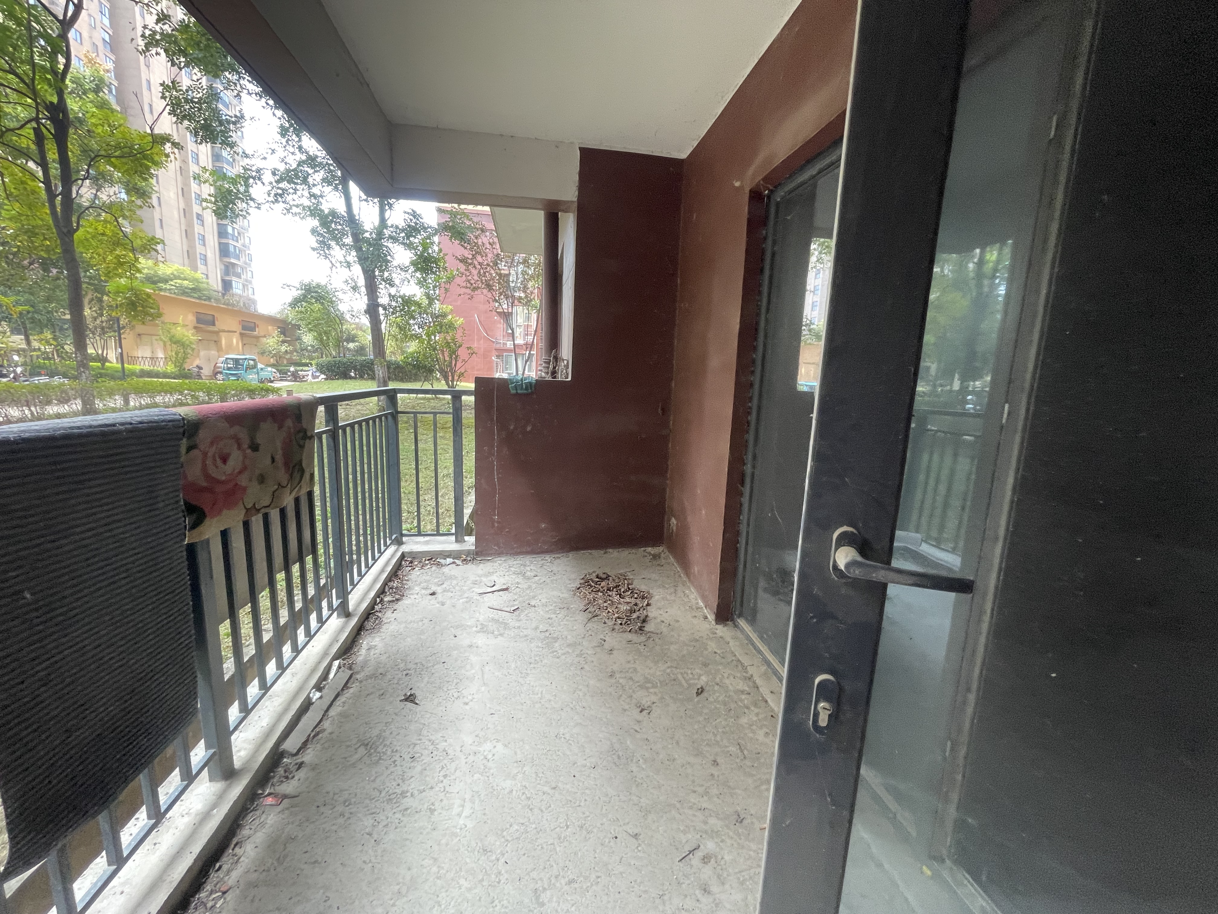 满庭春双阳台毛坯大三房出门就是大草坪空气会很好种点花花草草