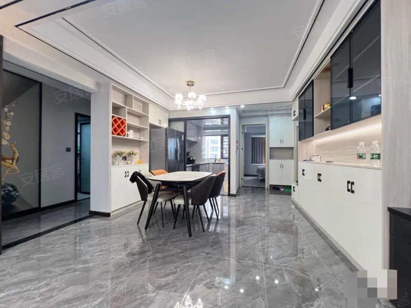 御湖世家，精装三房两卫，单价5800，带个车位，满2，全屋中央空调，家电家具全送，好楼层