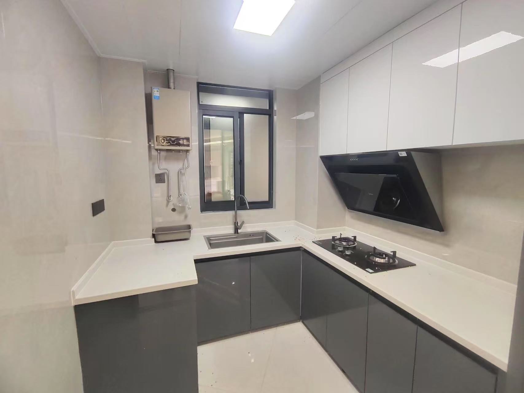 城南，城市丽景湖景房，电梯好楼层，单价5200，全新精装三房二卫，证满二