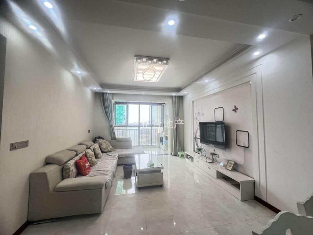 城南， 南国明珠 ，电梯好楼层8楼 ，精装3房2厅2卫  ，满二， 看中可谈，南北通透