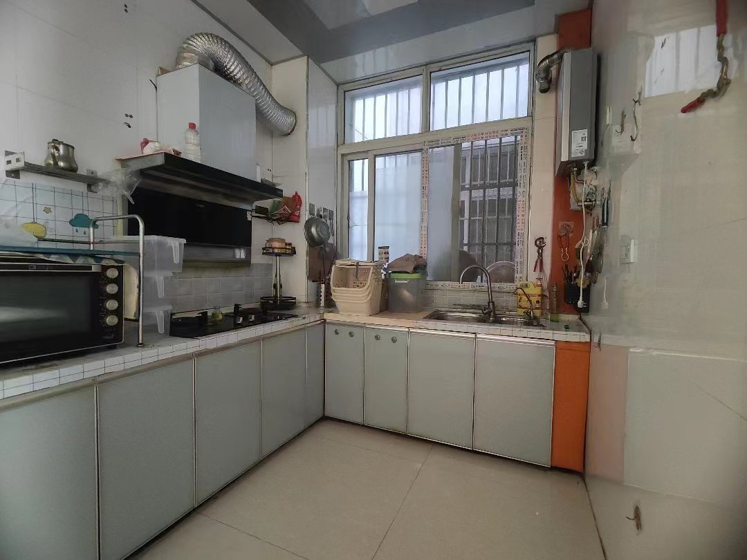 世北春花园.精装三房.证件满二.小区有出场好停车.看房方便