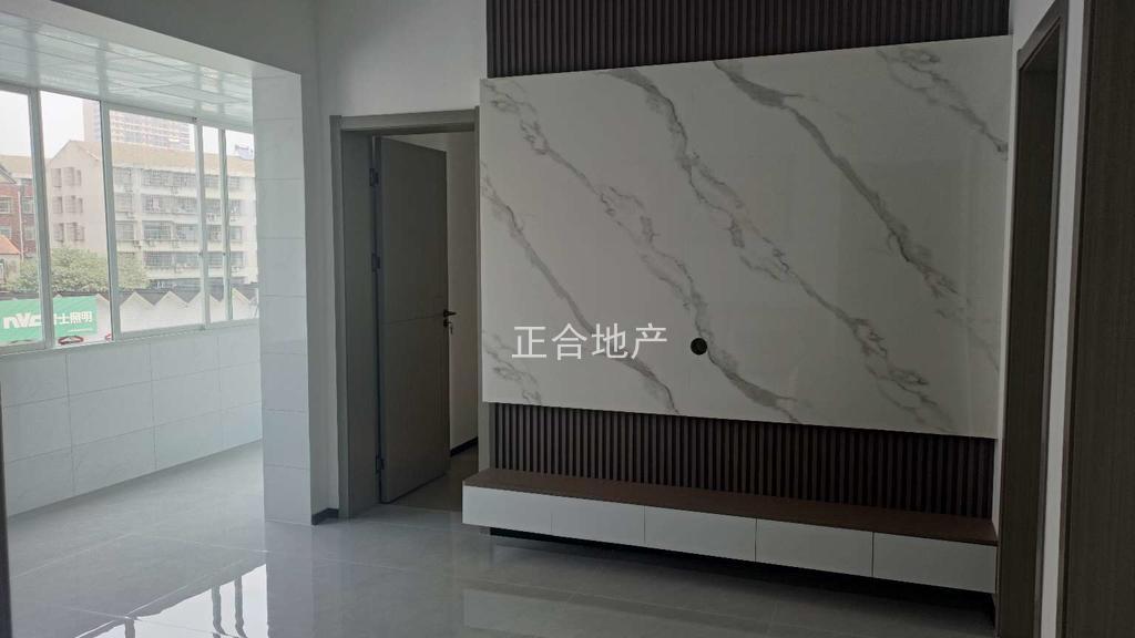 商城附近，仙源酒店旁，步梯中层，有证，全新装修，精装三房，南北通透