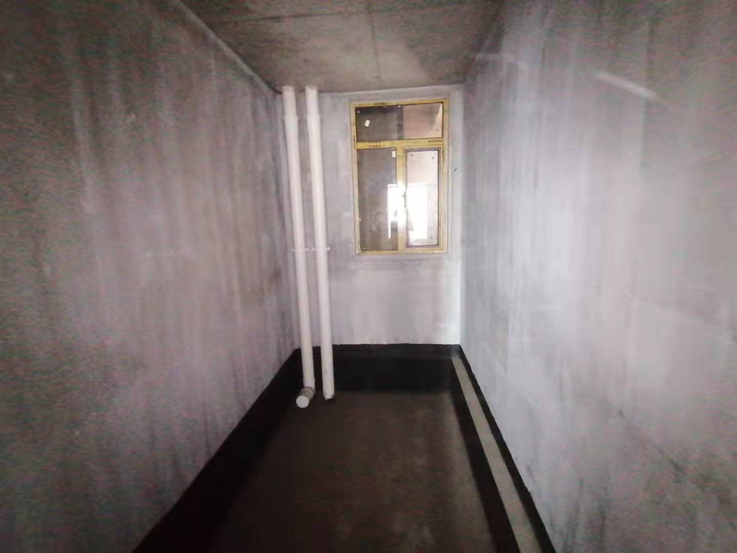 御湖世家毛坯中间楼层带车位采光好旁边沔小幼儿园