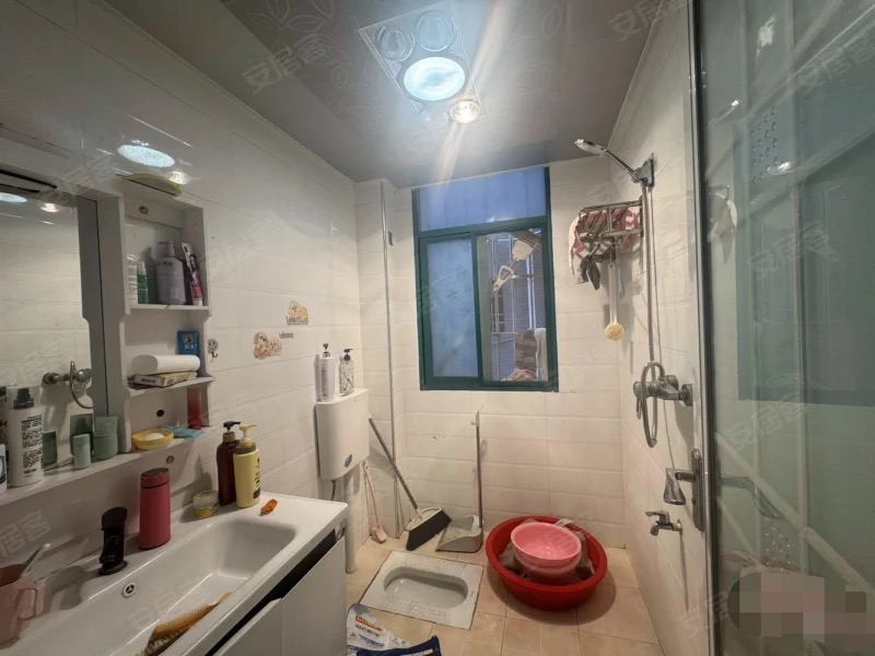 业主急卖，武商附近，步梯二楼，精装大两房成色新户型方正诚心出售拎包入住