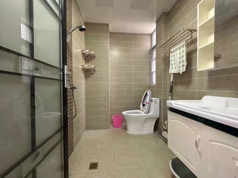 降价了，房东急售，沔阳公馆，9成新，边户，电梯好楼层17楼，精装三房两卫，证满两年。