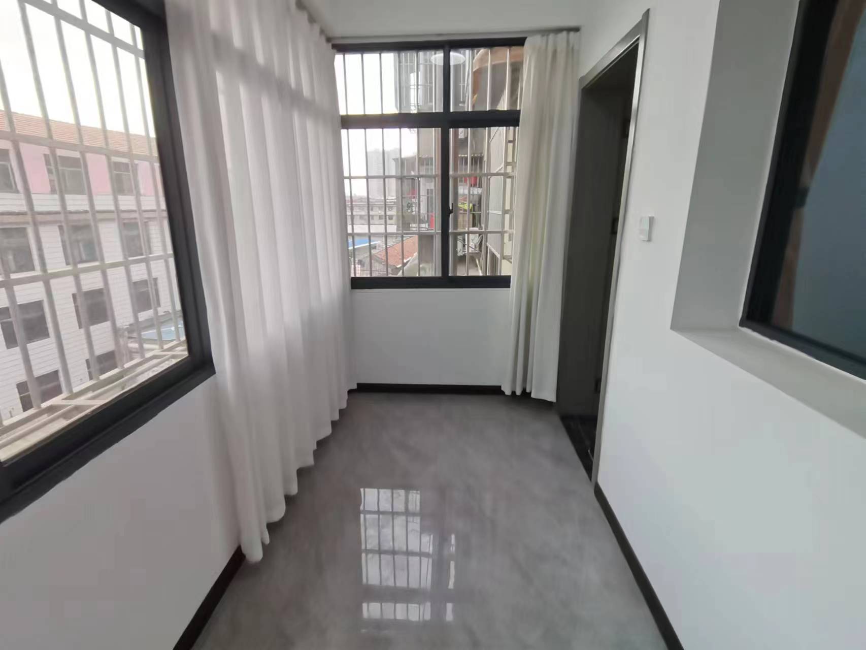 一建宿舍商城附近三钟旁边热闹凡华的位置全新装修