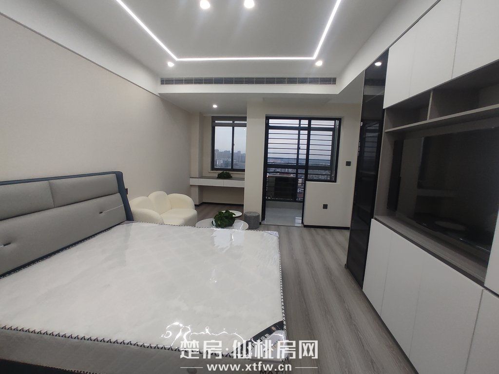 老八中校内，步梯房五楼，看房方便