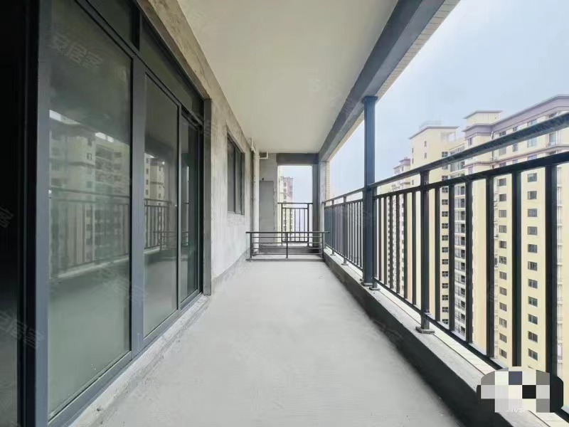 降价了，房东急售，城南新小区，电梯好楼层24楼，单价6153，边户，带车位，毛坯大四房，证满二，双阳台