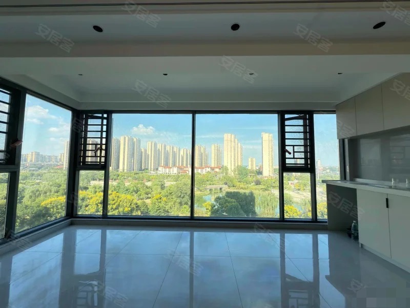 城南，大平层，蓝天白云，精装三房两厅两卫，全新装修，看湖景！带车位！